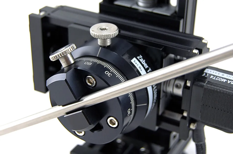 Precision micromanipulator toolholder and adjustment controls